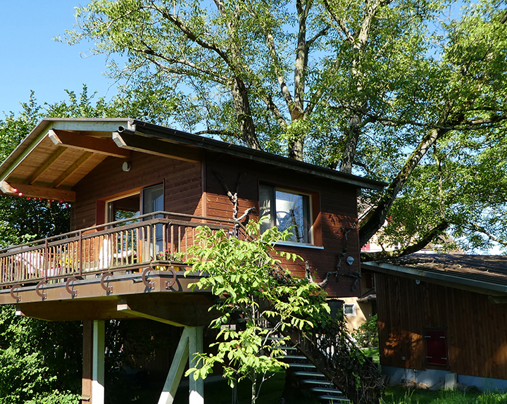 Das Wurzelbaumhaus ist ein exklusives Glamping Erlebnis für zwei in der Schweiz