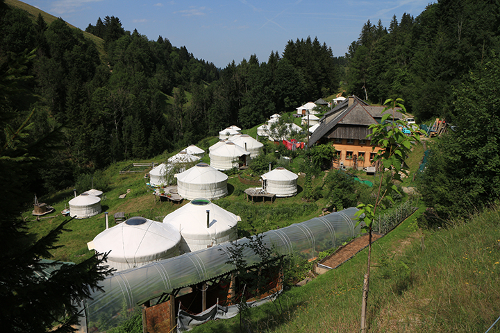 Gemeinschaft und Natur stehen im Jurtendorf an - Spezielle Übernachtungen in der Schweiz