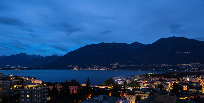 Das wunderschöne Seepanorama am Abend in Locarno, Tessin