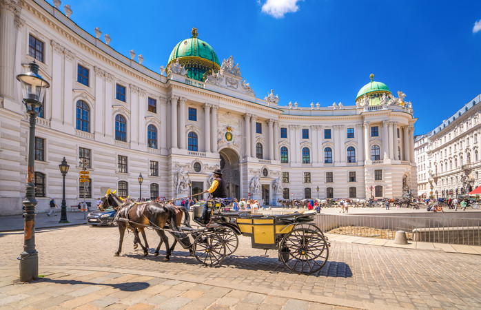 Eine Kutsche vor der berühmten Hofburg zu Wien