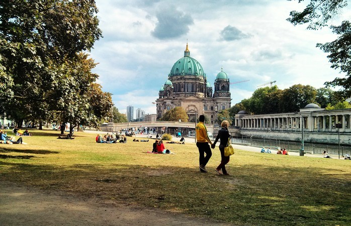 Leute chillen im Park vor dem Berliner Dom