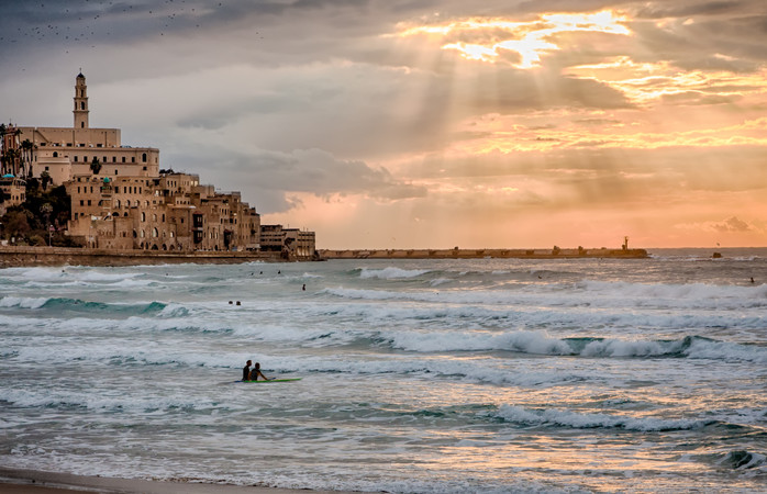 Sonnenuntergang am Strand in Tel Aviv und Aussicht auf die Altstadt von Jaffa