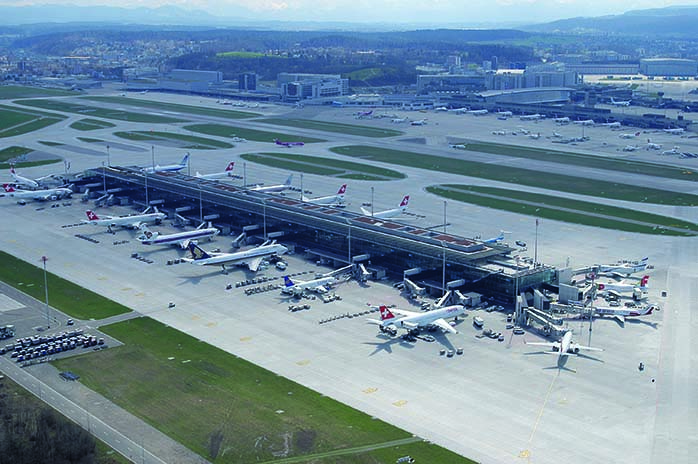 Flughafen wo viele SWISS Flugzeuge auf den Abflug warten
