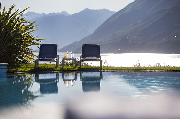 Blick auf den Lago Maggiore in Brissago vom Schwimmbad vom Parkhotel Brenscino
