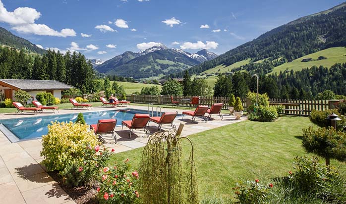 Das Schwimmbad vom Spa Hotel Alpbacherhof ist mitten in der Natur