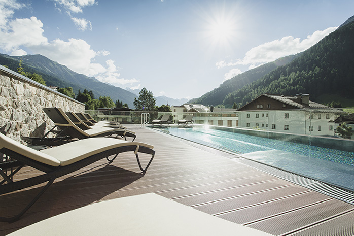Spring ins kühle Nass im Schwarzen Adler, eins von den besten Spa-Hotels in Tirol