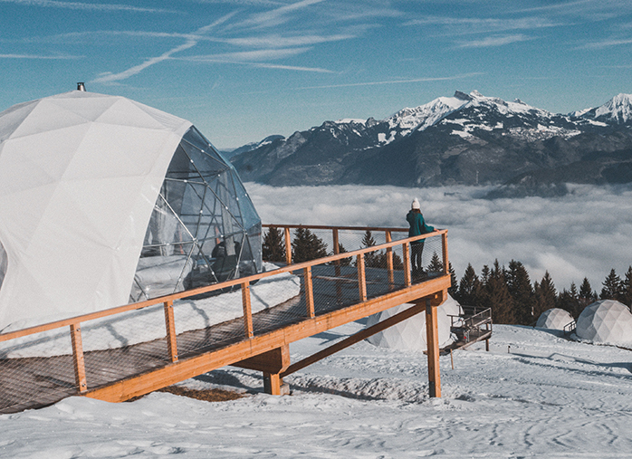 Aussicht auf den Walliser Bergen vom modernen und eco-friendly Whitepod Eco-Luxury Hotel