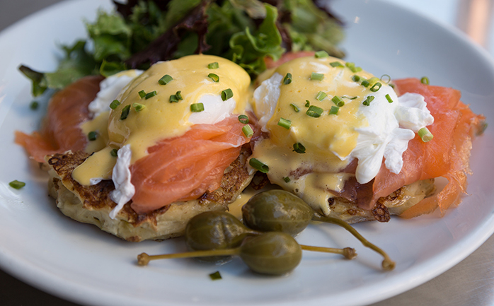 Brunchteller mit Lachs und pochierten Eiern