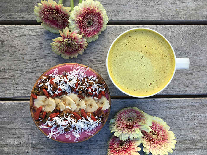 Matcha Latte und Skyr mit Bananas und Kokosnuss für ein gesundes Frühstück