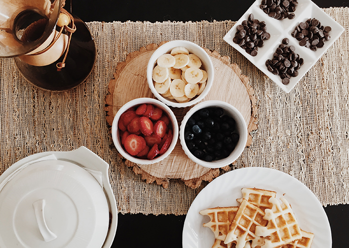 Frische Früchte, Schokolade und Waffeln - Der Sonntagsbrunch ist serviert