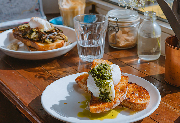 Toasts mit Pesto und Burrata, perfekt für einen Sonntagsbrunch