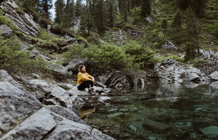 Yoga Nora meditiert alleine in der Schweizer Bergnatur