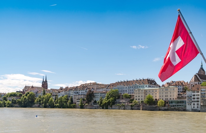Basel und der Rhein unter blauem Himmel