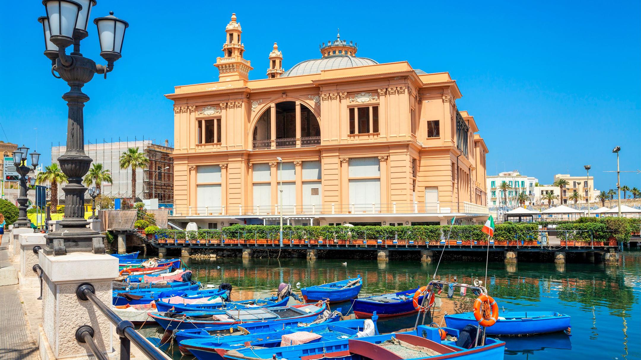 Günstige Flüge ab CHF 74 von Zürich nach Bari in 2025 | momondo